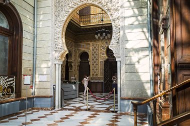 Murcia, İspanya - 19 Mayıs 2017: İç Arap avluya kemerli geçit bu.