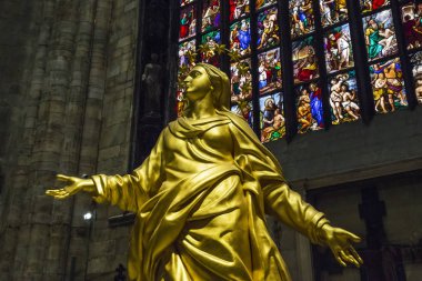 Milan, İtalya - 19 Mayıs 2018: La Madonnina katedral apsis yaldızlı heykel bir kopyası olan.