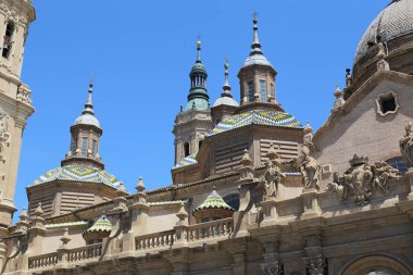 Zaragoza, İspanya - 26 Mayıs 2017: Basilica Nuestra Senora del Pilar wirh renkli kubbe ve kuleleri parçası bu.