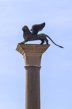 Venice, İtalya - 10 Eylül 2018: Granit sütunu St. Mark kanatlı aslan, Venedik sembolü ile bu.