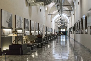 Milan, İtalya - 19 Mayıs 2018: Bu düzenleri içinde şimdi bilim ve Teknoloji Müzesi yer alır eski ortaçağ Benedictine Manastırı, da Vinci, sergi ile kemerli bir galeridir.