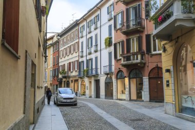 Milan, İtalya - 15 Mayıs 2018: Bu akşam şehrin en popüler alanlarından biri olan Brera semtinde caddelerinden biri.