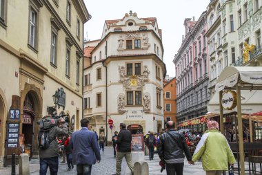 Prag, Çek - Apeil 24, 2012: Charles Sokağı Royal yolun son kısmında şehrin en eski caddelerinden biri olan.