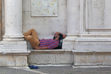 Venice, İtalya - 10 Eylül 2019: Kimliği belirsiz bir kişi eski Venedik evlerin niş içinde aittir.
