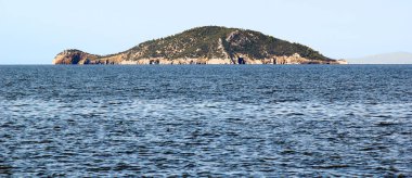 Neos Marmaras, Yunanistan - 26 Eylül 2012: Kelifos bir ıssız ada Ege Denizi'nin Toroneos Körfezi'nde bu.