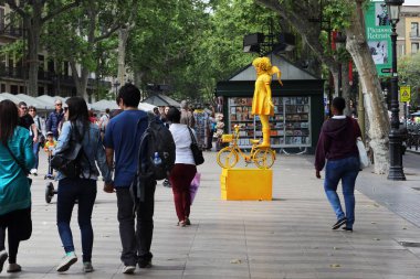 Barcelona, İspanya - 10 Mayıs 2017: Bu bir Tanımlanamayan sokak - Ramblas kentin ünlü sokak sanatçıdır.