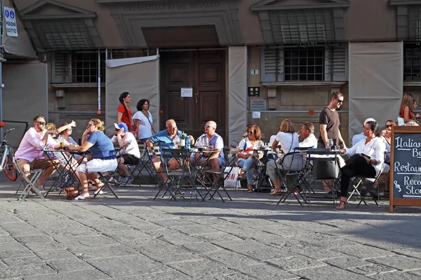 Rusten in een Italiaanse café — Stockfoto