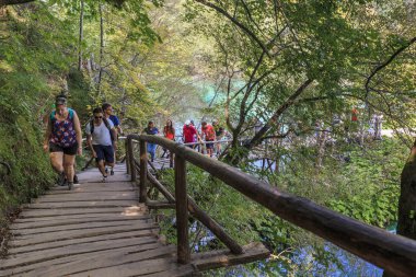 Turistlere Plitvice Gölleri, Hırvatistan