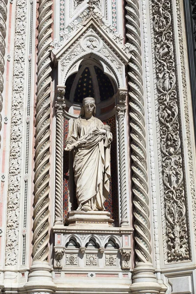 Θραύσμα από μπαρόκ διακόσμηση πρόσοψη του ο Καθεδρικός Ναός του Floren — Φωτογραφία Αρχείου