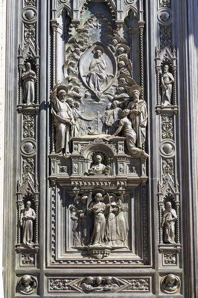 Fragment of the gate of the main entrance to the Cathedral of Fl — Stock Photo, Image