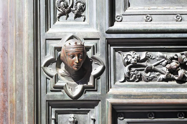 Fragmento de la puerta de la entrada principal a la Catedral de Fl —  Fotos de Stock