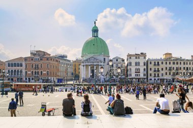 Santa Lucia tren istasyonu, Venedik önünde kare