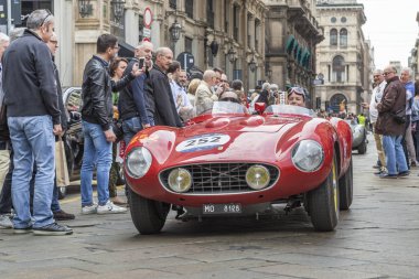 Retro geçit töreni Milano'daki Mille Miglia araçların