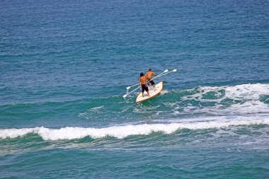 Akdeniz sahilinde sapboarding