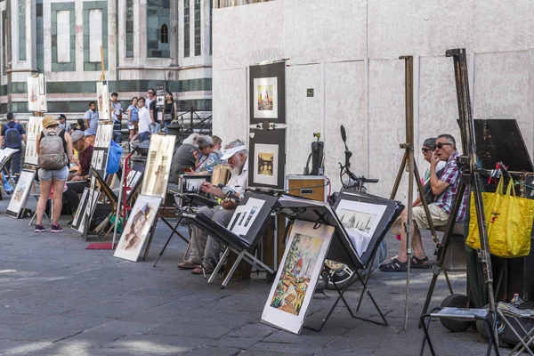 Tentoonstelling-verkoop van schilderijen in de buurt van de kathedraal van Santa Maria del F — Stockfoto