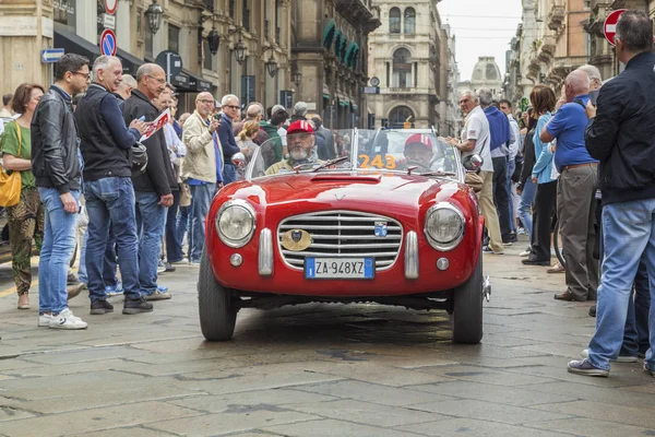 Retro-Parade von mille miglia Autos in Mailand — Stockfoto