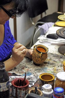 Çömlek atölyesinde sanatçının çalışmaları