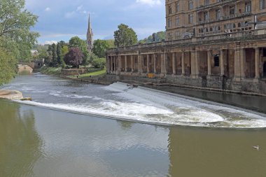 Bath'daki Avon Nehri üzerindeki baraj, İngiltere