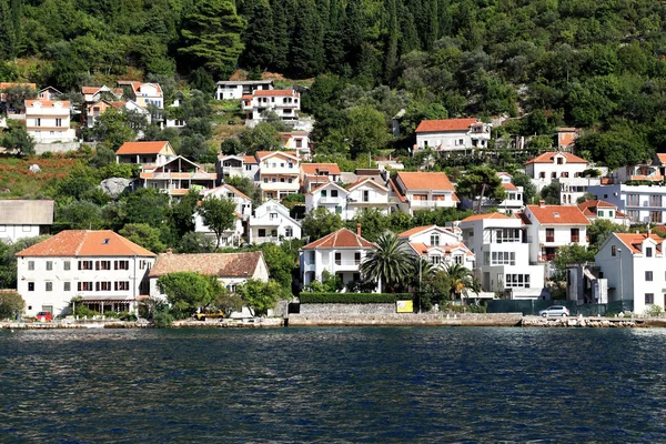 Falu Bono-Kotor-öbölben, Montenegro — Stock Fotó