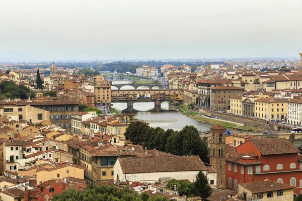 Una vista panorámica aérea del río Arno y el puente Vecchio — Foto de Stock