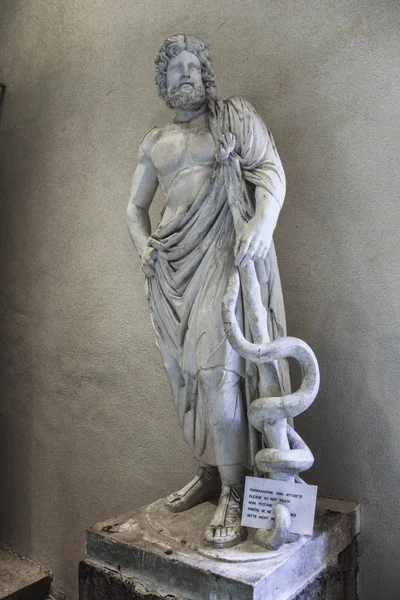 Ancient Greek statue of the god of medicine Asclepius — Stock Photo, Image