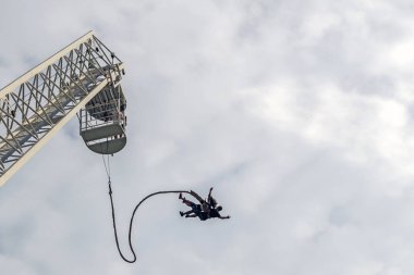 Riskli bungee jumping