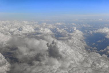 Bulutların arkasında