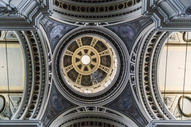 Bazilikanın iç mekanı Nuestra Senora del Pilar, Zaragoza, Spa