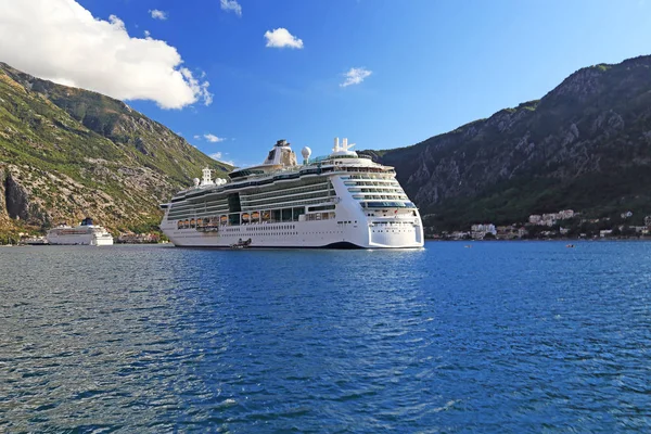 Modern cruise liners in the raid of Kotor, Montenegro — Stock Photo, Image