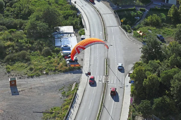 Paragliding over motorveien – stockfoto