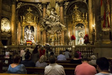 Bazilikanın iç mekanı Nuestra Senora del Pilar, Zaragoza, Spa