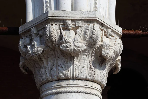 Fragmento arquitectónico de la construcción del Palacio Ducal —  Fotos de Stock