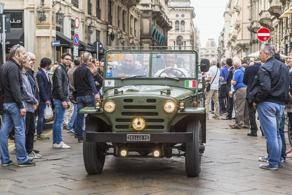 Retro parade of Mille Miglia cars in Milan — Stock Photo, Image