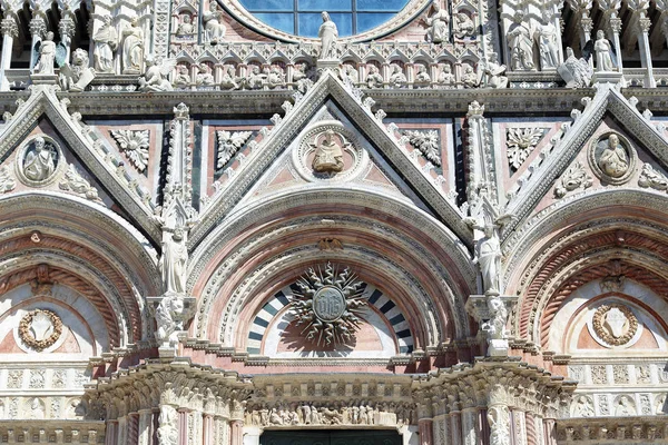 Fragment de la façade de la cathédrale de Sienne — Photo