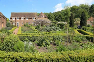 Leeds Kalesi'ndeki han ve bahçe, k