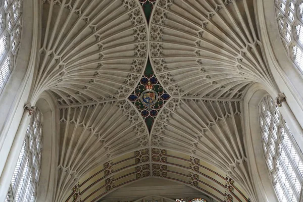 Escudo de armas inglés en la bóveda de Bath Abbey — Foto de Stock