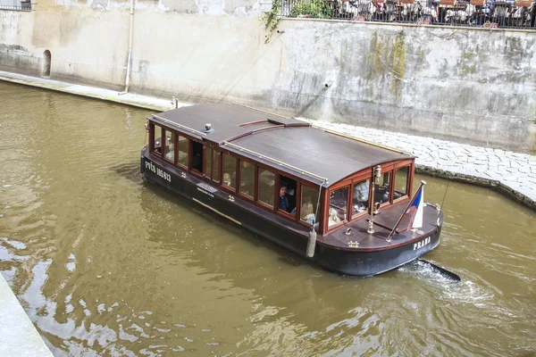 Fritidsbåt på Chertovka River, Prag — Stockfoto