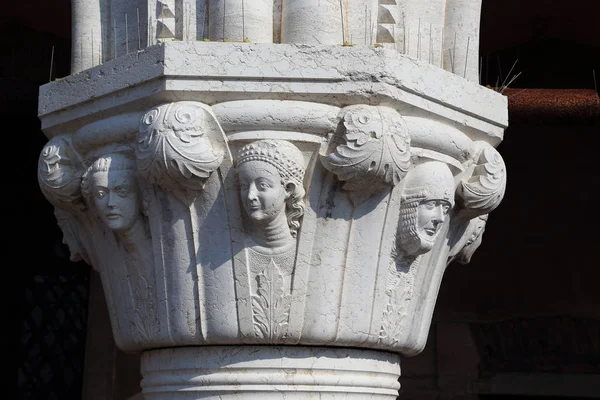 Fragmento arquitectónico de la construcción del Palacio Ducal —  Fotos de Stock