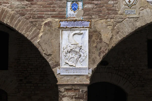 Los brazos de la nobleza en las paredes de un palacio medieval —  Fotos de Stock