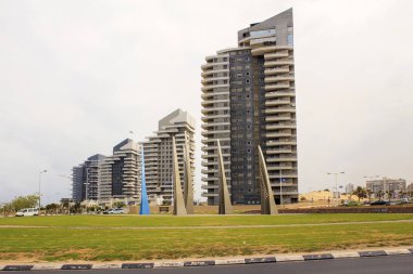 Ashdod, İsrail'de Yelkenler Heykel ve modern binalar