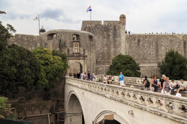 Dubrovnik duvarlı şehirde Kazık Kapısı Taş Köprü