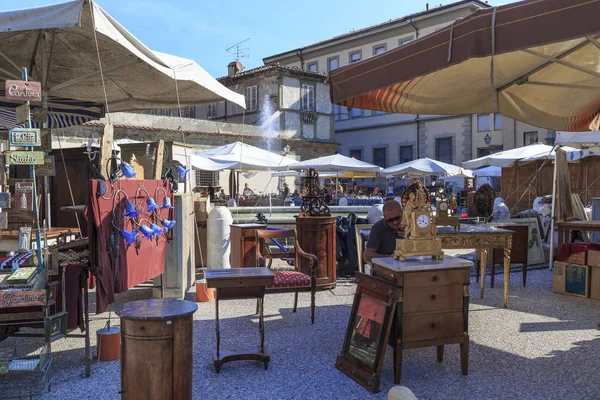 Vlooienmarkt in Lucca (Italië) — Stockfoto