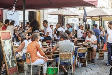 Navigli bölgesinde Büyük Kanal tarafından Cafe, Milano