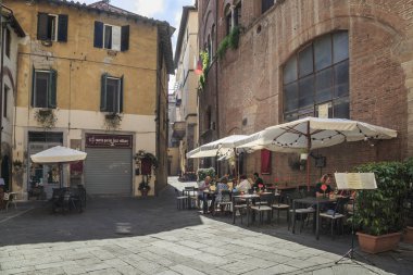 Eski Lucca sokaklarında, Italya
