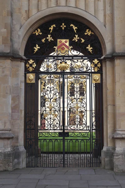 Кованые ворота колледжа Всех Святых, Оксфорд, Великобритания — стоковое фото