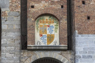 Kalesinin kapısının üstündeki Sforza 'nın kol kat, Milan