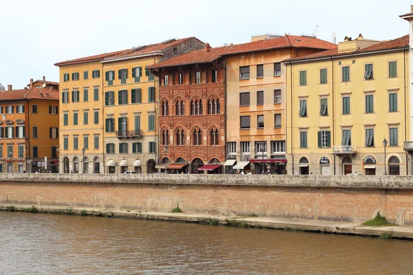Casas históricas en el dique del río Arno en Pisa, Ita — Foto de Stock