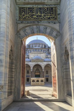 Süleymaniye Camii avlusuna Muwakkithane Kapısı,