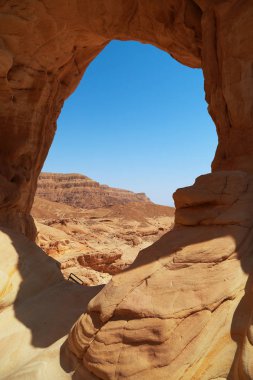 Bir kaya nın içinde aşındırıcı bir taş pencereden Arava çöl manzara
