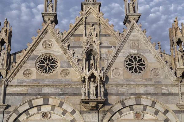 Fragmento da fachada da igreja de Santa Maria della Spina , — Fotografia de Stock